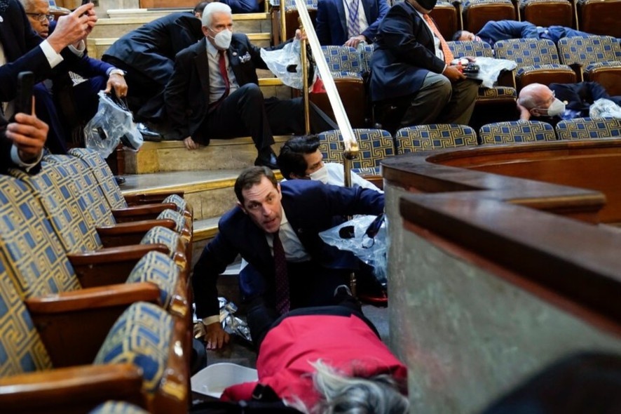 Ha nghi si My duoc khuyen tron xuong gam ban de tranh nguoi bieu tinh hinh anh