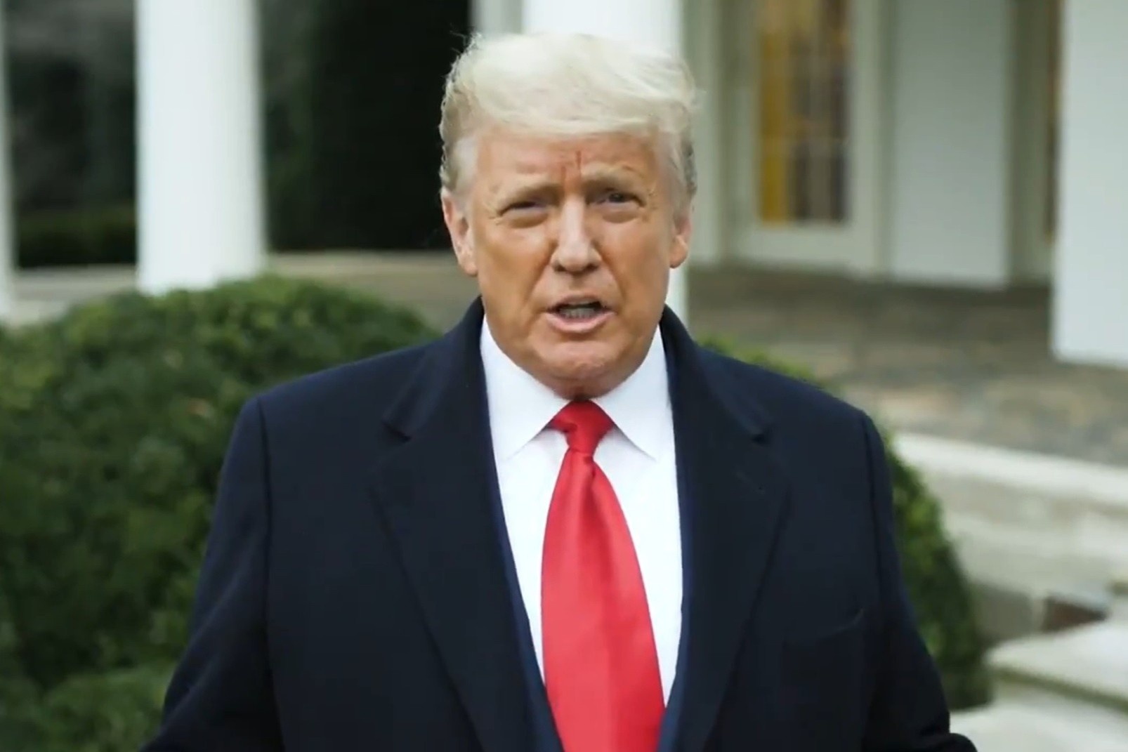 Tong thong Trump keu goi nguoi ung ho ve nha hinh anh