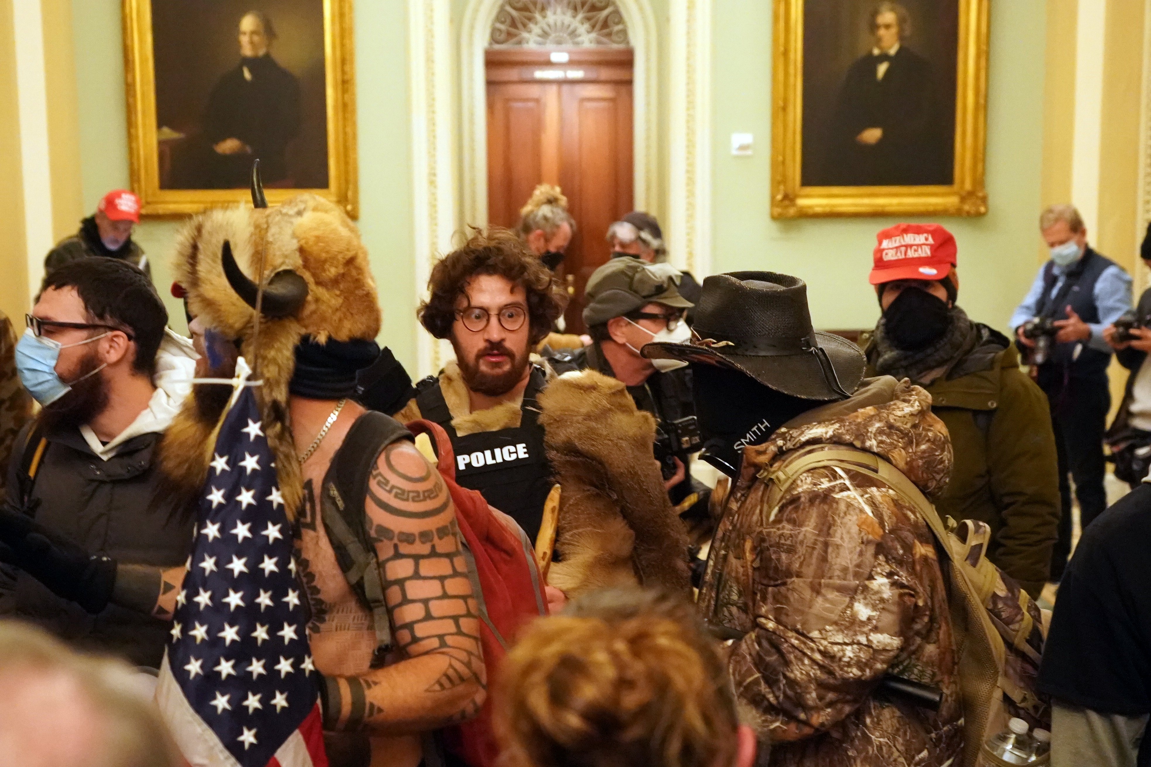 Nguoi ung ho Tong thong Trump xong vao Dien Capitol hinh anh