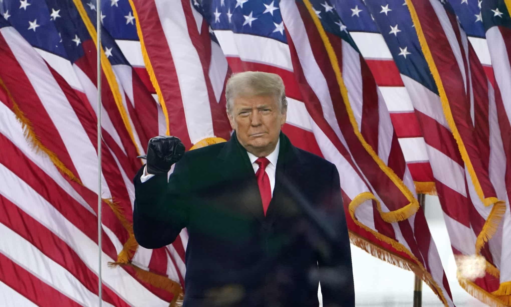 Tong thong Trump tim kiem ‘vu khi’ moi hinh anh