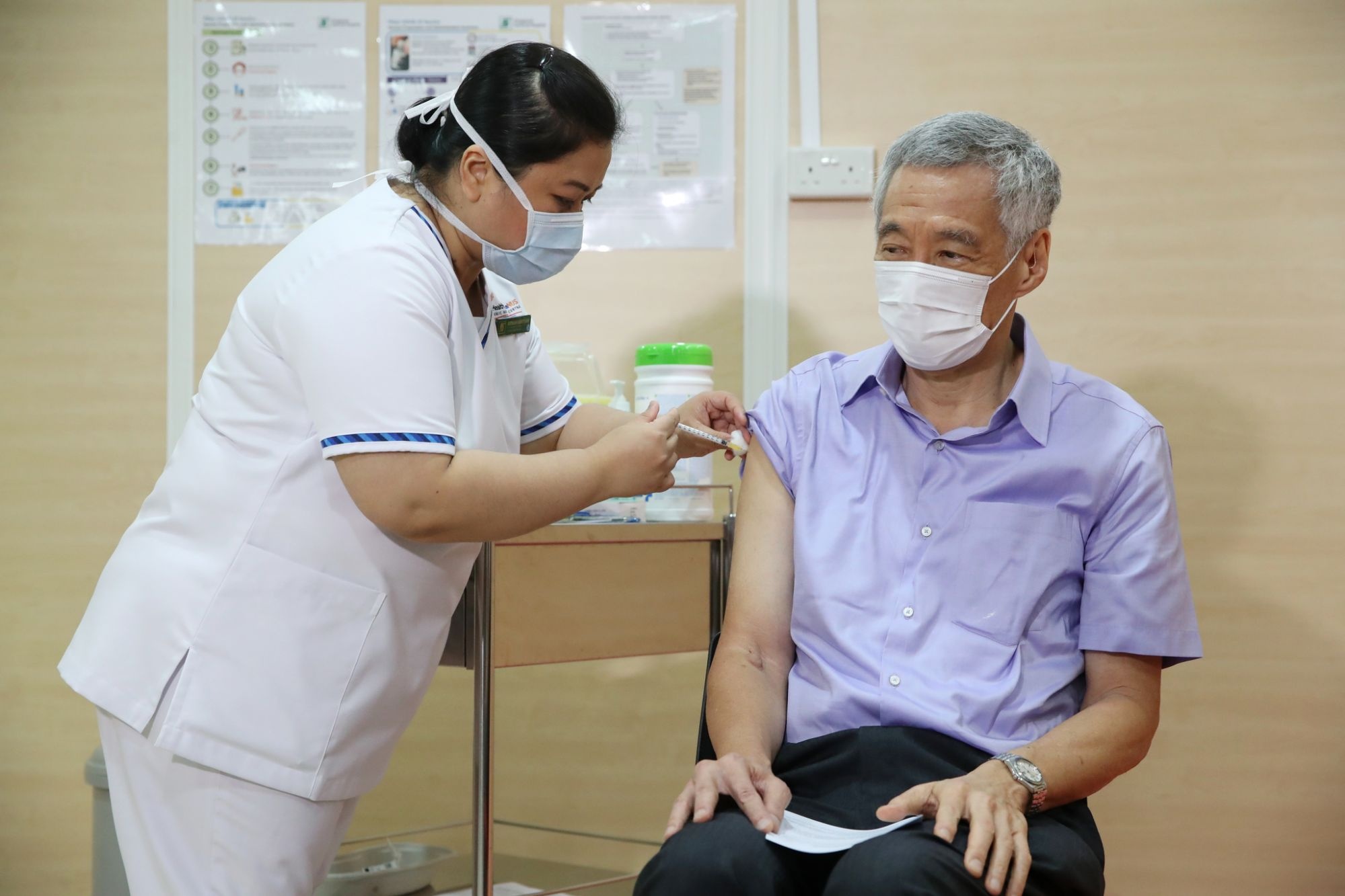 Thu tuong Singapore duoc tiem mui vaccine Covid-19 dau tien hinh anh