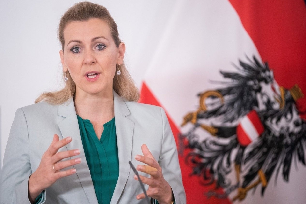 Bo truong Ao tu chuc giua be boi dao van hinh anh