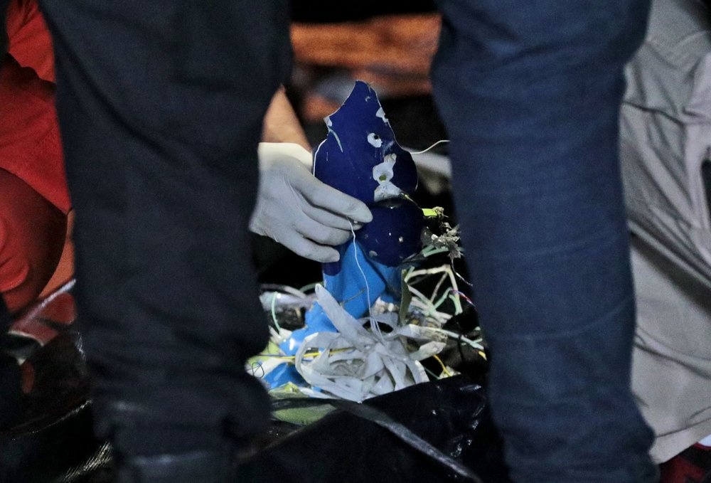 tim thay thi the va manh vo may bay roi anh 9