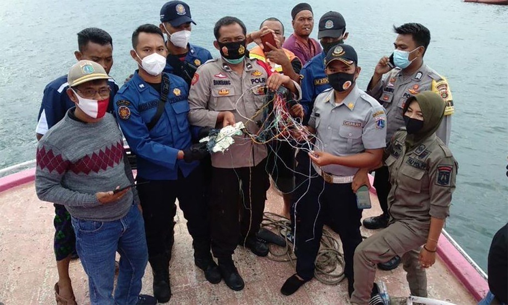 'May bay roi nhanh nhu chop xuong bien va no tung' hinh anh