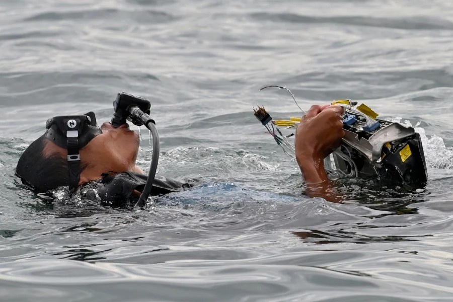 Luc luong cuu ho vot manh thi the vu roi may bay Indonesia hinh anh