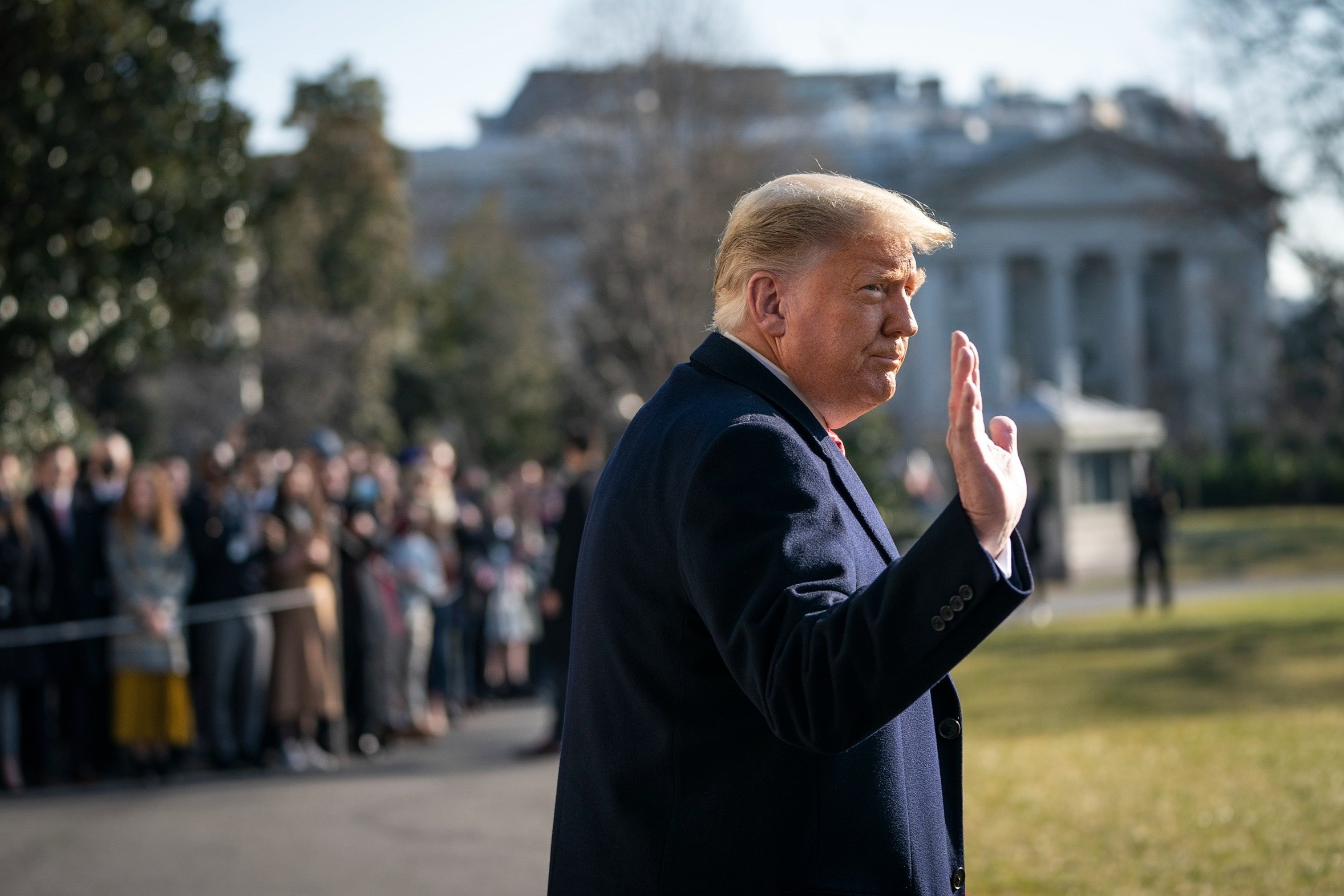 CNN: Ty le ung ho ong Trump cham day khi sap het nhiem ky hinh anh