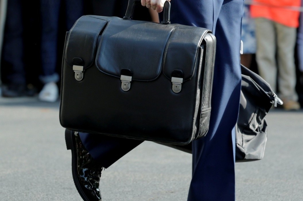 Ong Trump vang mat, vali hat nhan se duoc chuyen giao nhu the nao? hinh anh