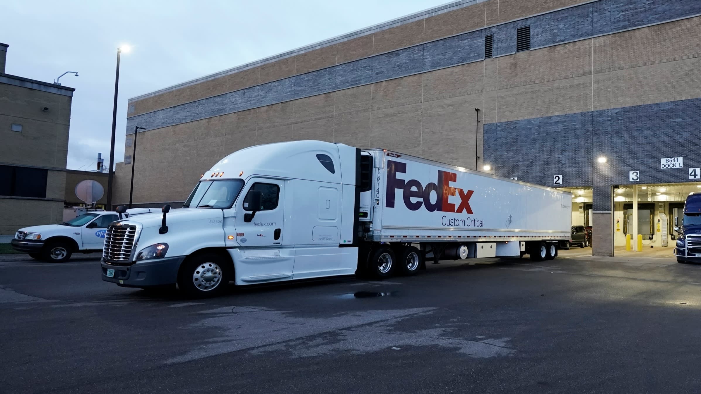 chinh quyen Trump bao khong chinh xac ve vaccine anh 1