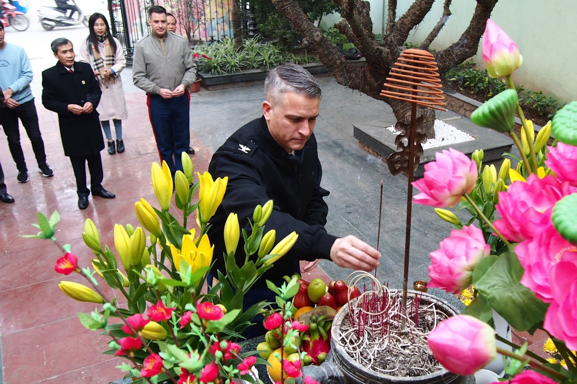 Tuy vien Quoc phong My thap huong o Dai tuong niem Kham Thien hinh anh