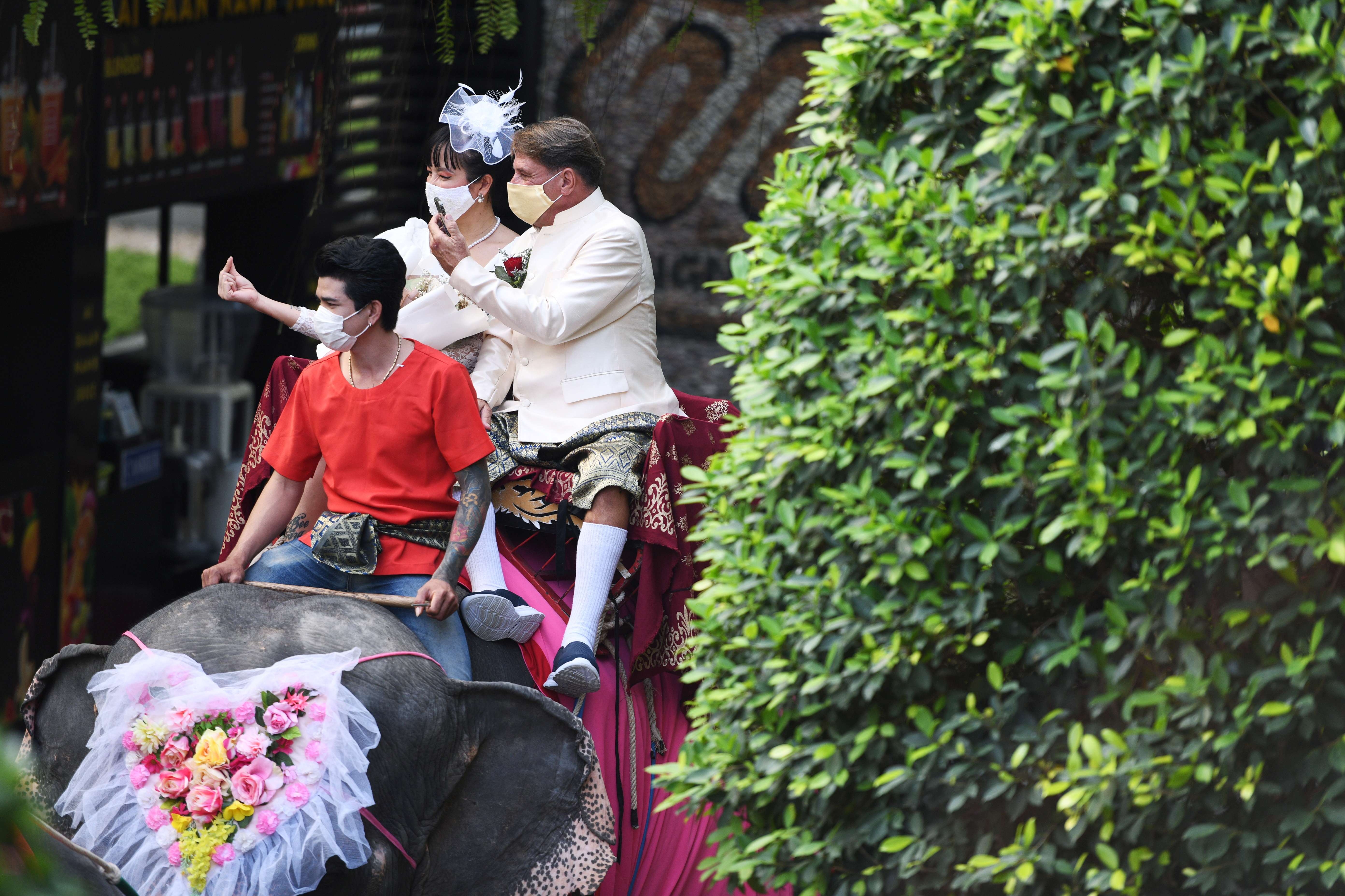 dam cuoi tren lung voi o Thai vao Valentine anh 7