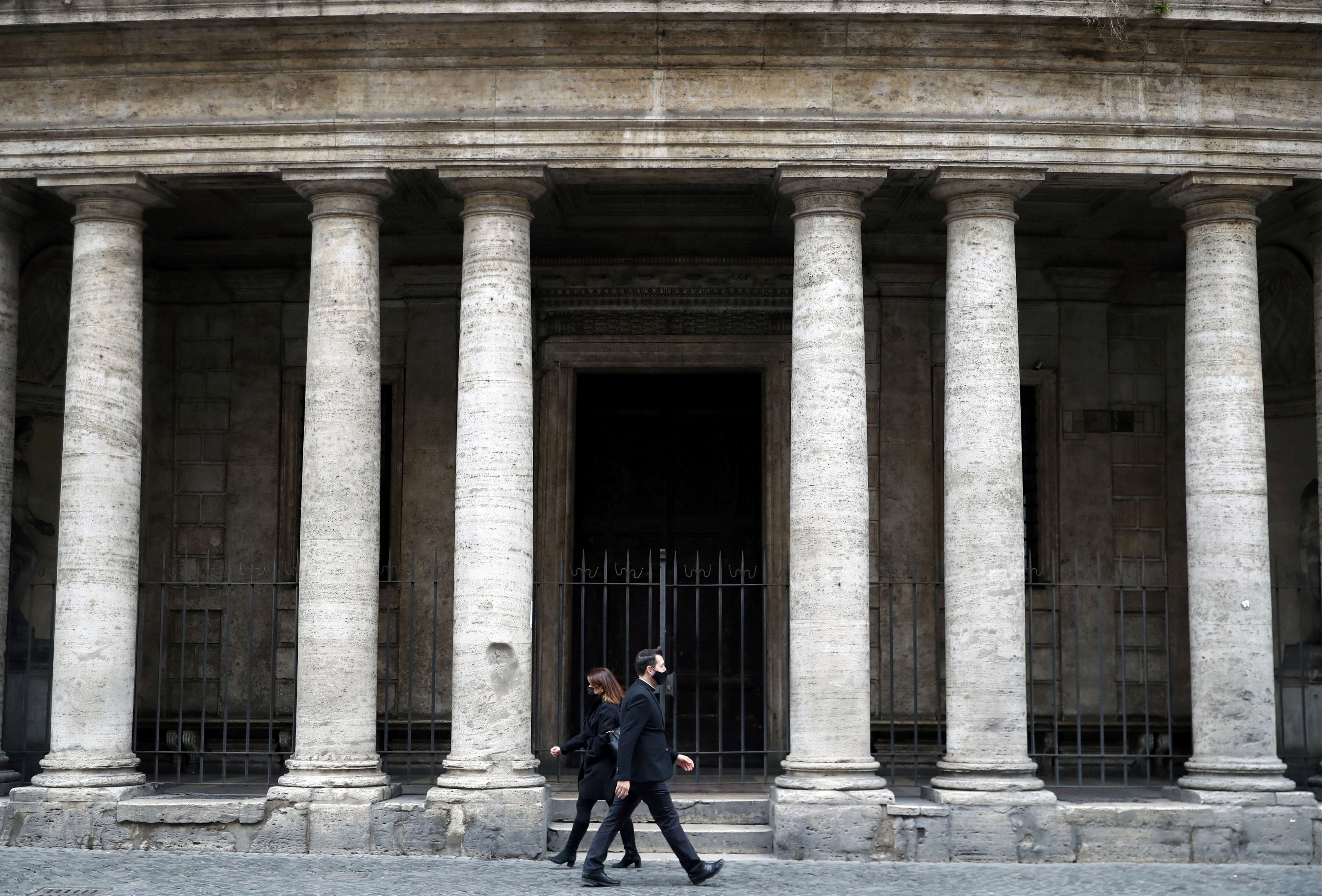 Mot nam sau khi dich bung phat, Italy lai can ke phong toa hinh anh