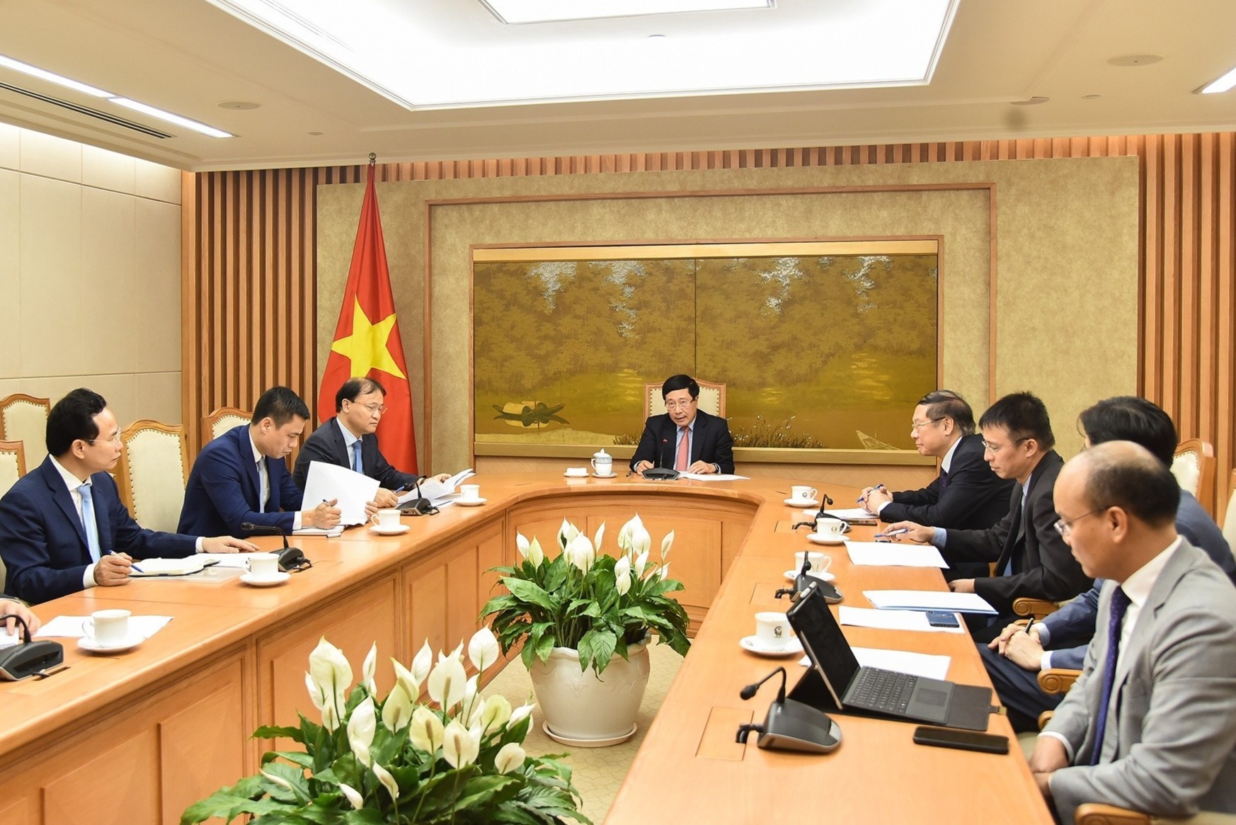 Pho thu tuong Pham Binh Minh trao doi voi Dac phai vien My John Kerry hinh anh