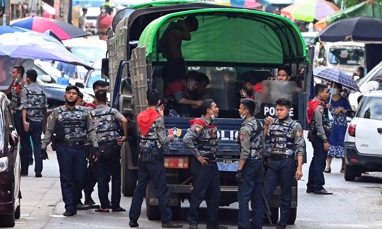 Thu linh bieu tinh o Myanmar bi bat giu hinh anh