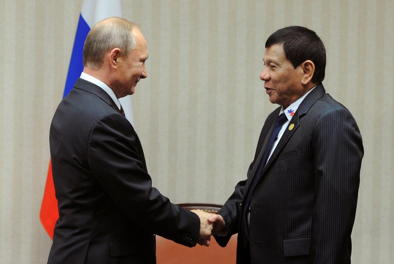 Cang thang voi Trung Quoc, ong Duterte hoi dam cung ong Putin hinh anh