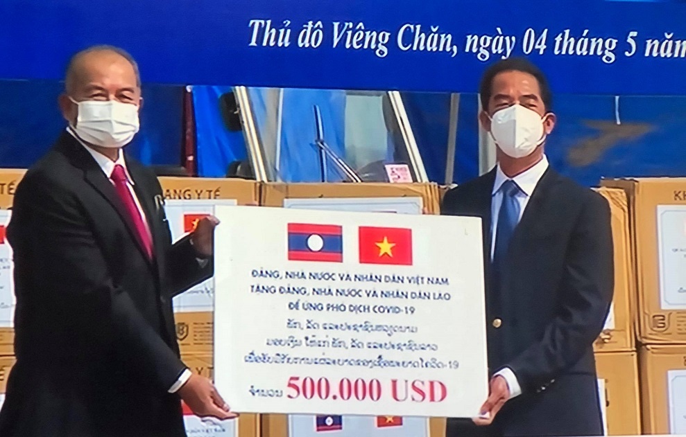 Viet Nam ho tro Lao 500.000 USD va vat tu y te de chong dich hinh anh