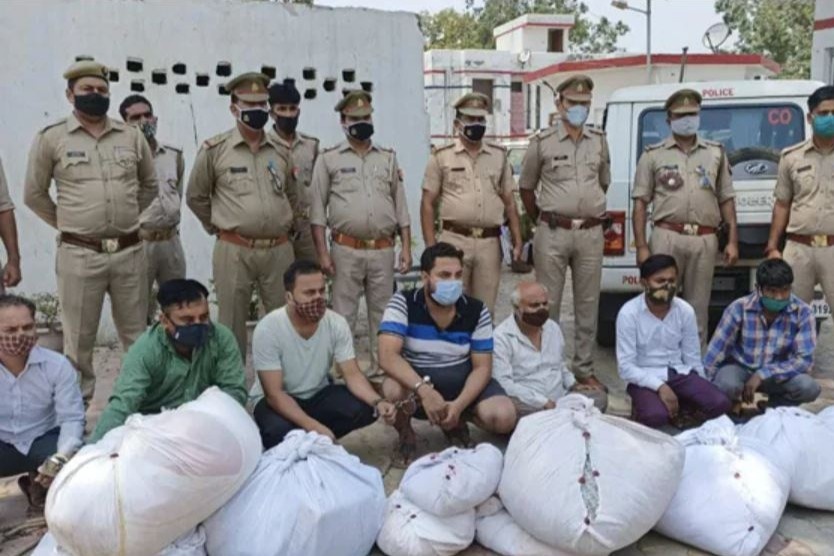 An Do bat giu 7 nguoi an trom quan ao tu thi o lo hoa tang hinh anh