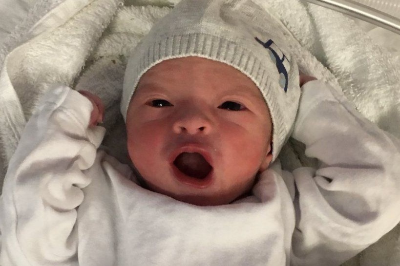 Lat lai vu em be goc Viet tu vong o Anh hinh anh