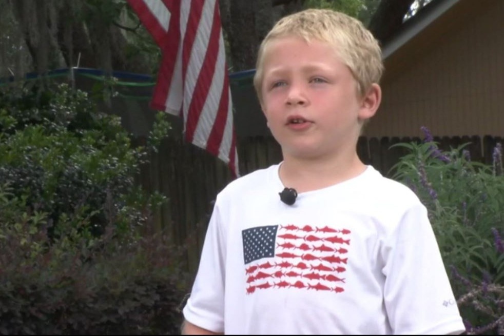 Be trai 7 tuoi boi trong mot gio de cuu bo va em hinh anh