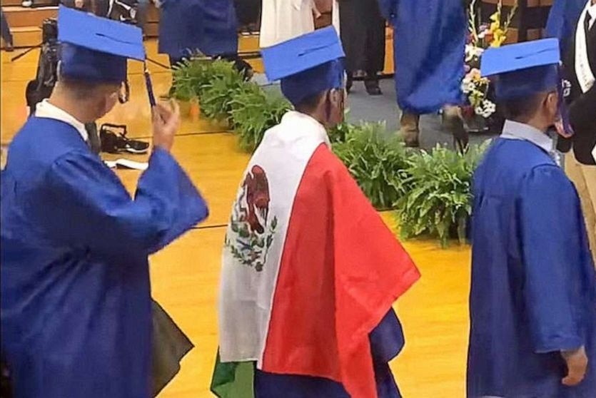 Truong hoc My khong trao bang cho hoc sinh vi khoac co Mexico hinh anh