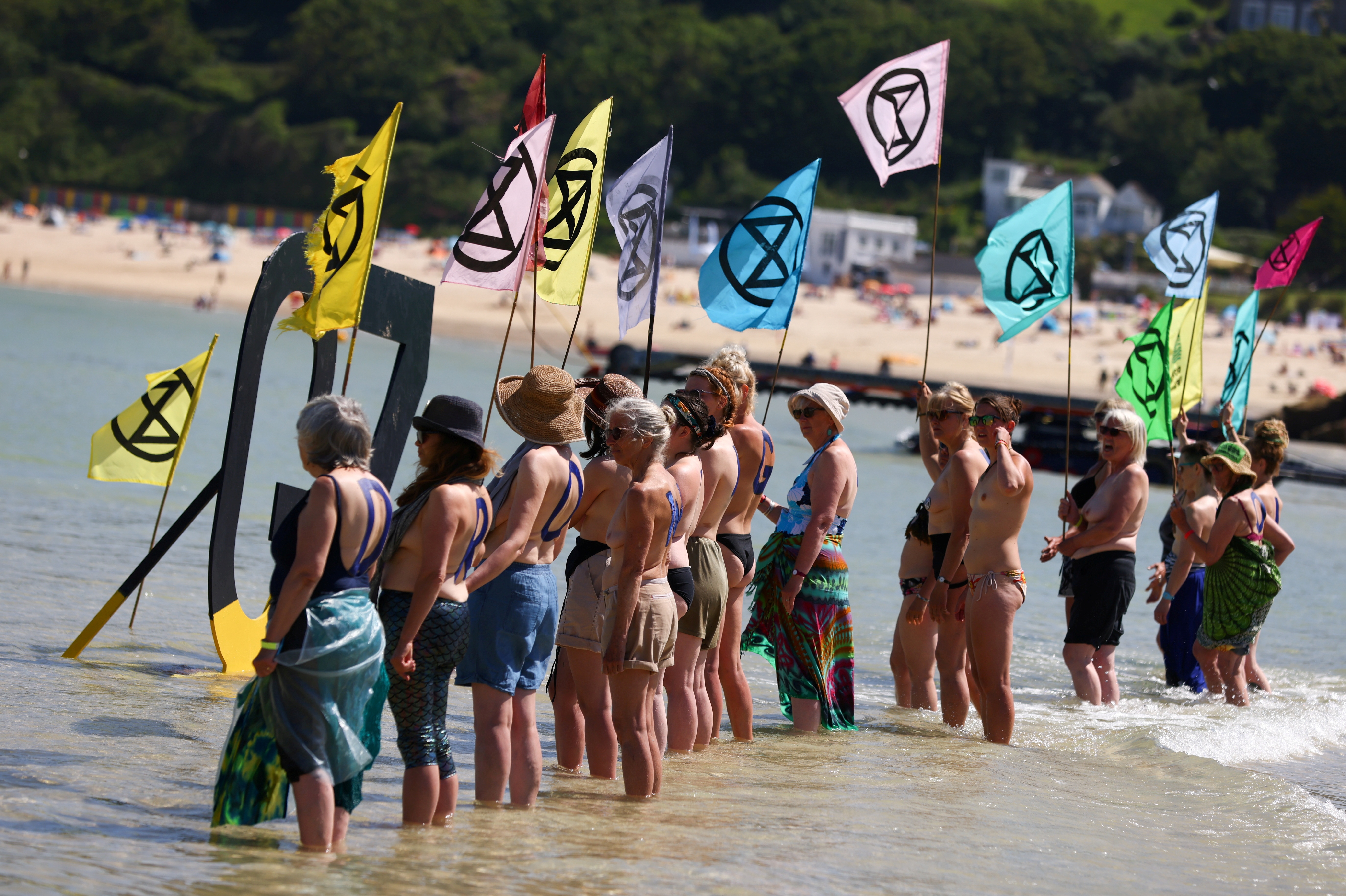 bieu tinh hoi nghi G7 anh 1