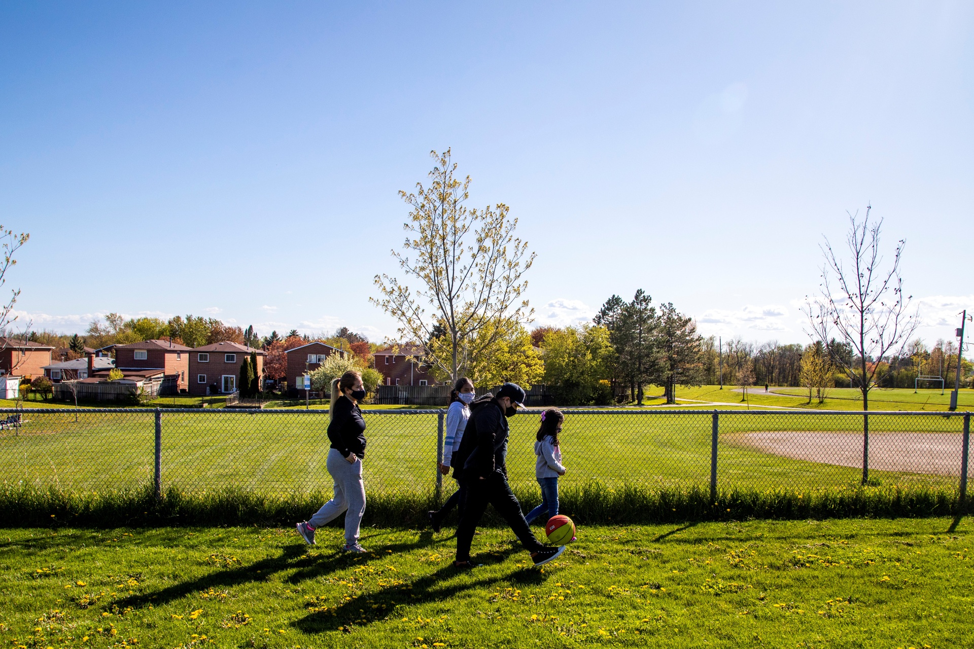 Canada van chua mo cua du tiem chung thanh cong hinh anh