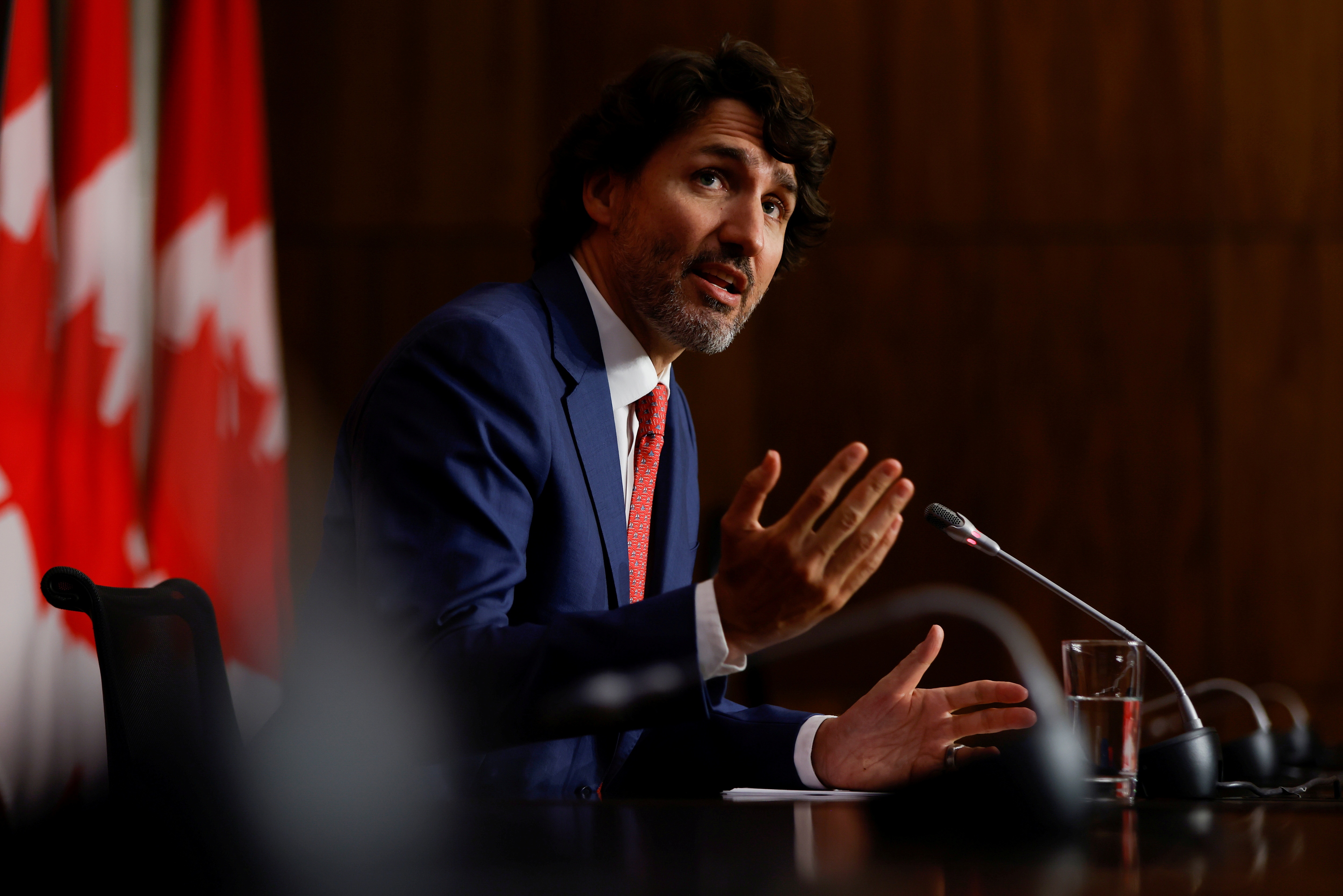 Canada dong cua bien gioi anh 2