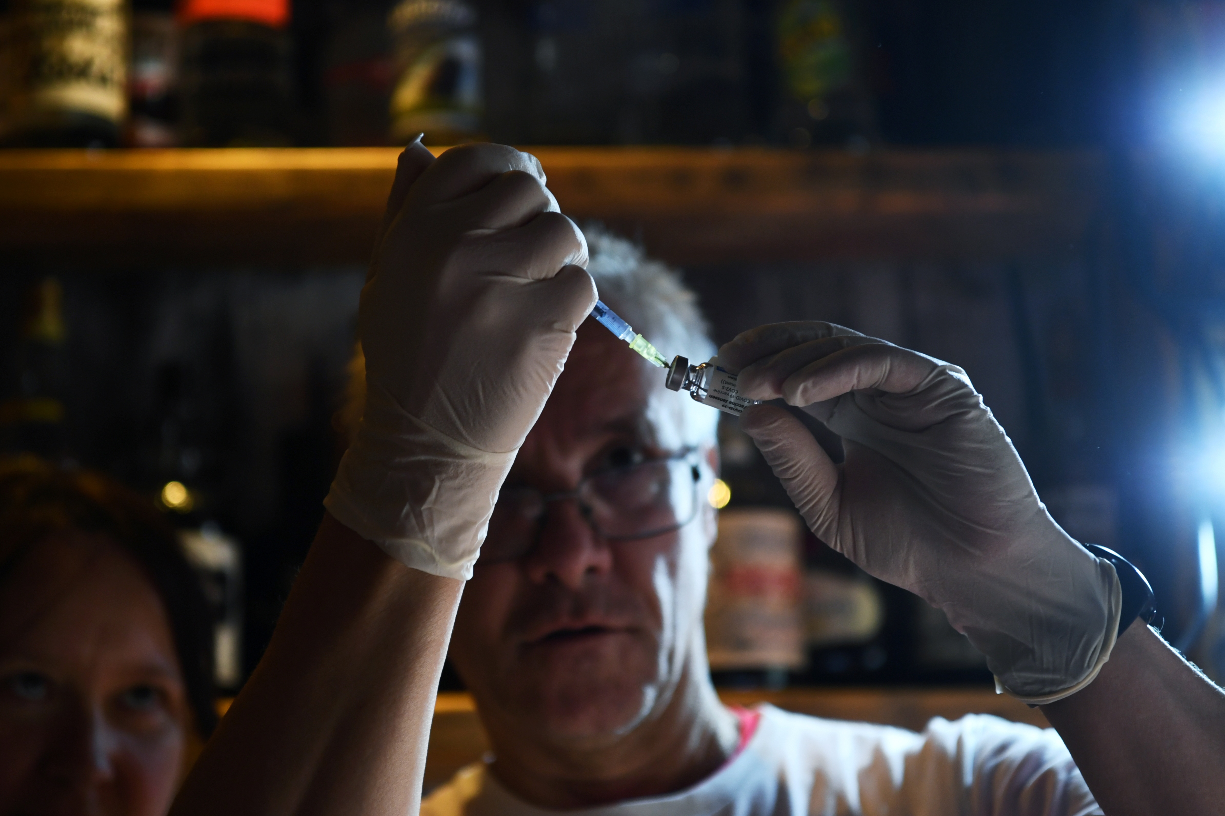 Vi sao cac nuoc muon tiem 2 mui vaccine khac loai? hinh anh