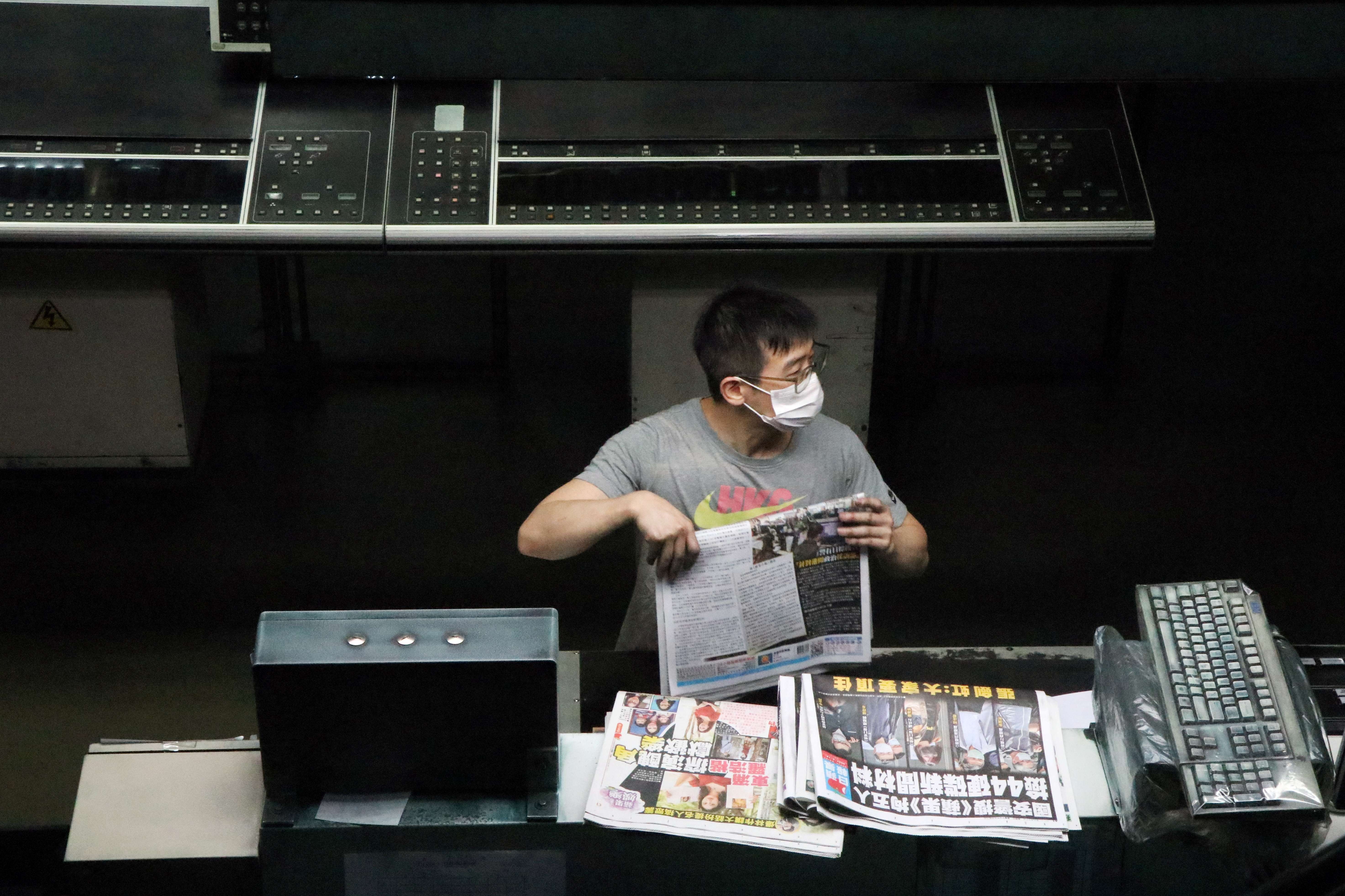 Bao Apple Daily cua Hong Kong dong cua hinh anh