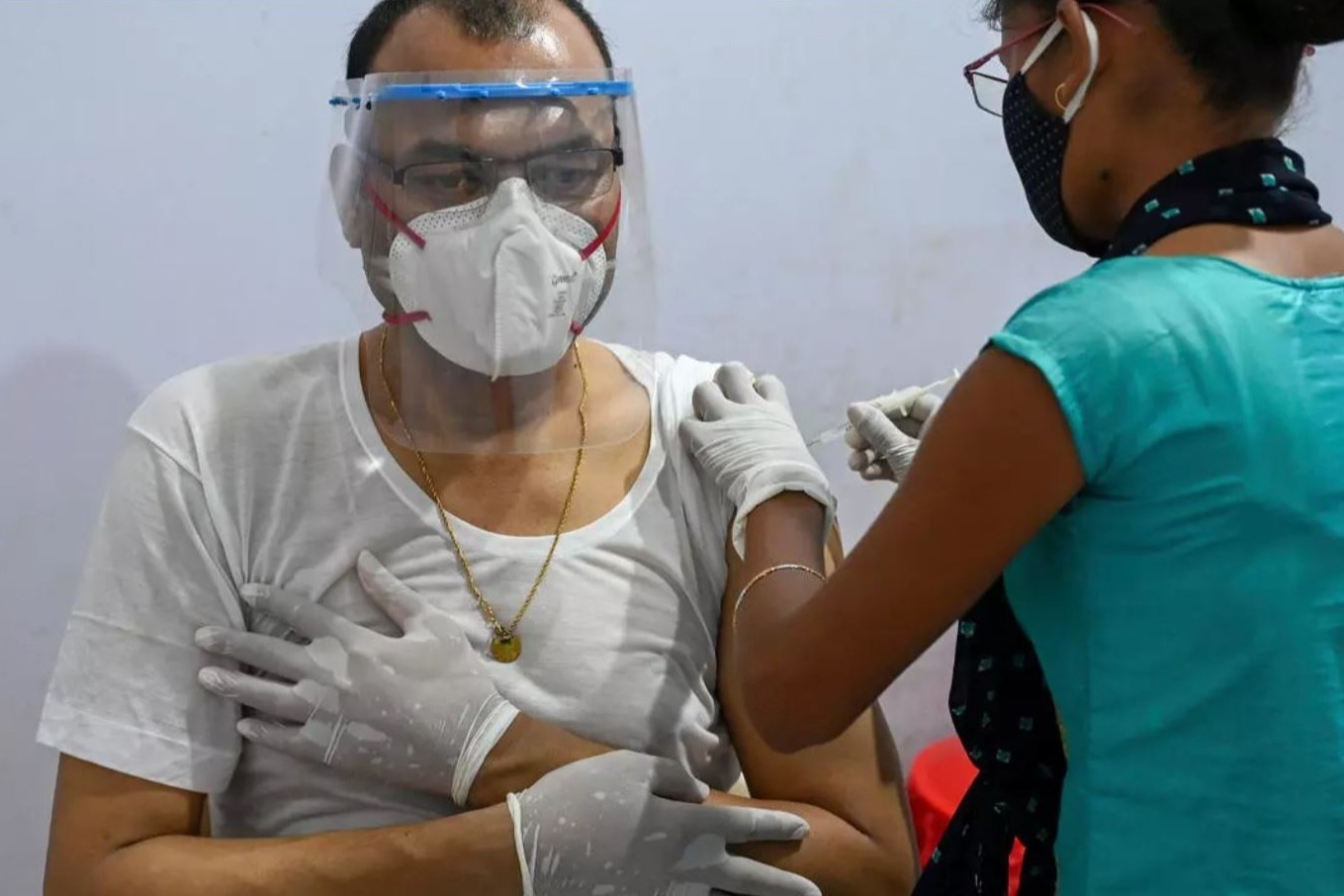 Hon 2.000 nguoi An Do bi tiem vaccine gia hinh anh