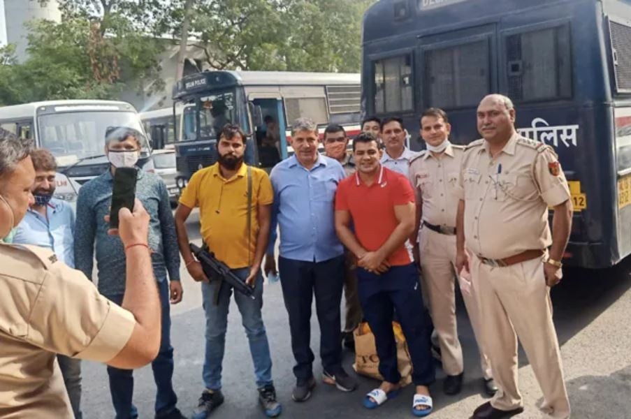 Canh sat An Do tao dang chup anh voi nghi pham giet nguoi hinh anh