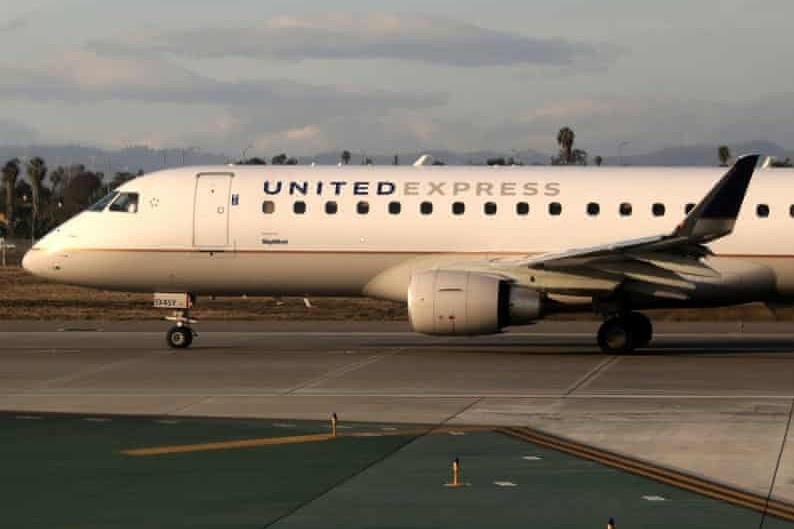 Hanh khach nhay khoi chiec may bay chuan bi cat canh hinh anh