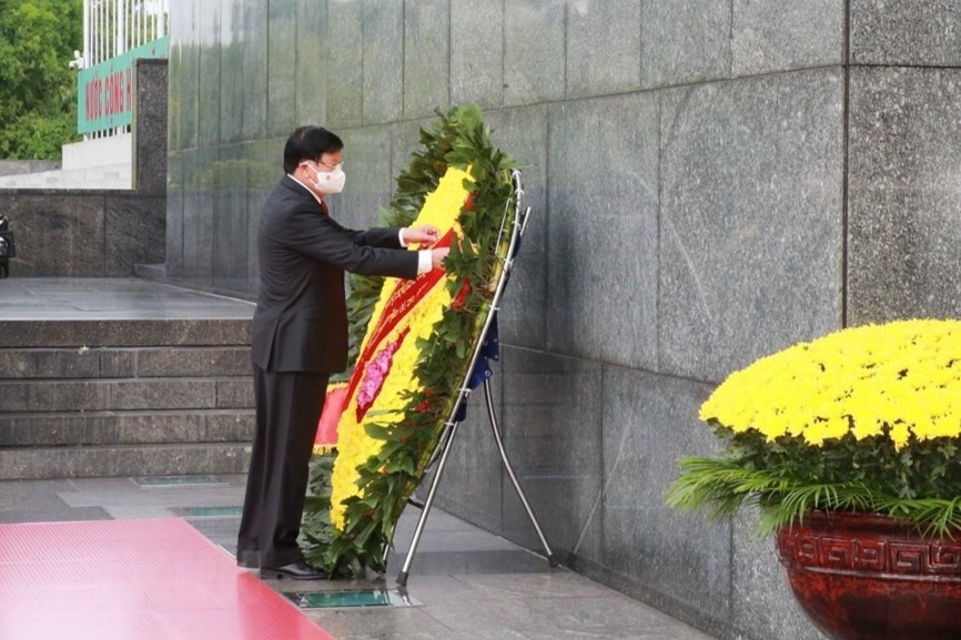 Tong bi thu, Chu tich nuoc Lao vieng Lang Chu tich Ho Chi Minh hinh anh