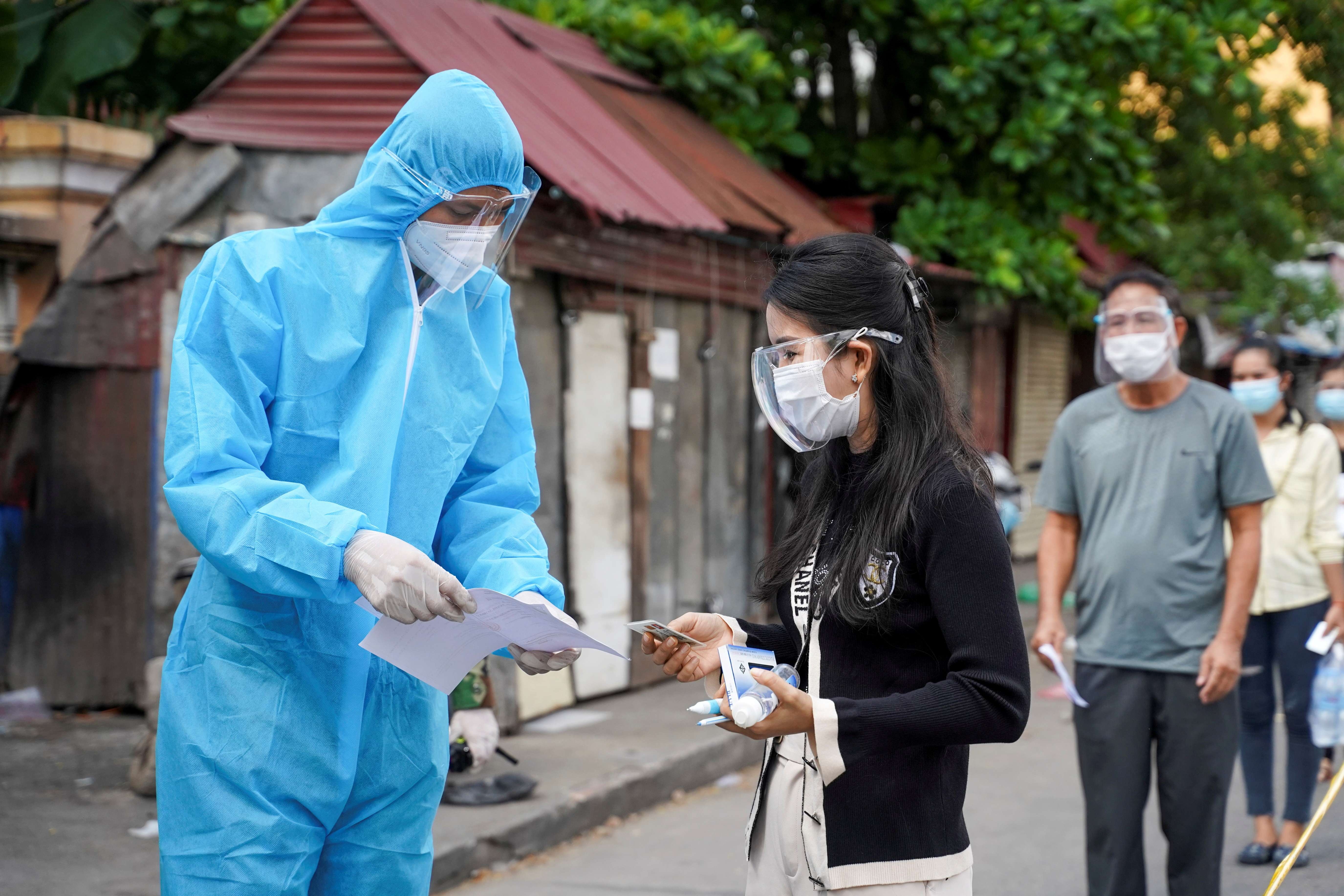 Bo Y te Campuchia: Nguoi vua khoi Covid-19 chua can tiem vaccine voi hinh anh