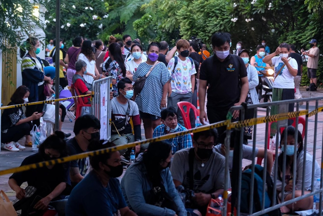Nguoi dan Bangkok chen chan xep hang cho xet nghiem Covid-19 hinh anh