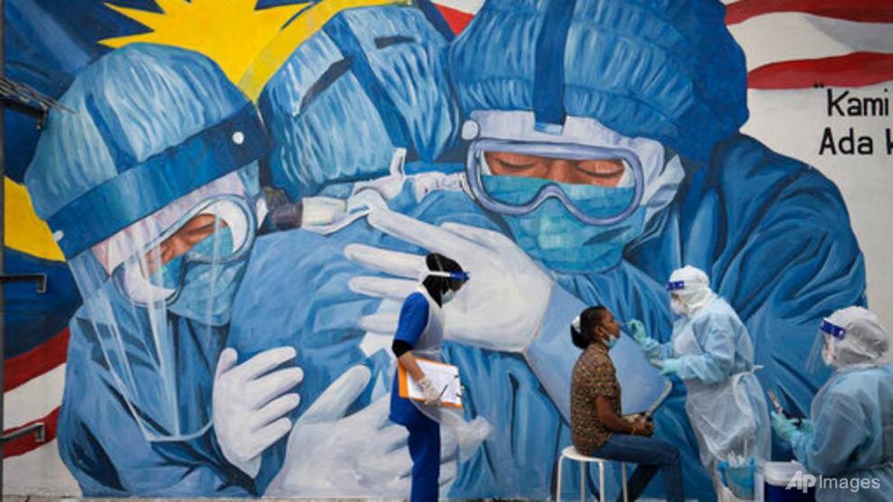 Phat hien 204 nhan vien mac Covid-19 tai diem tiem vaccine o Malaysia hinh anh