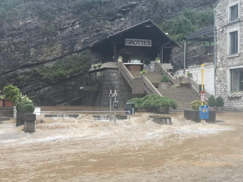 Gan 110 nguoi chet vi lu lut nghiem trong o Duc va Bi hinh anh