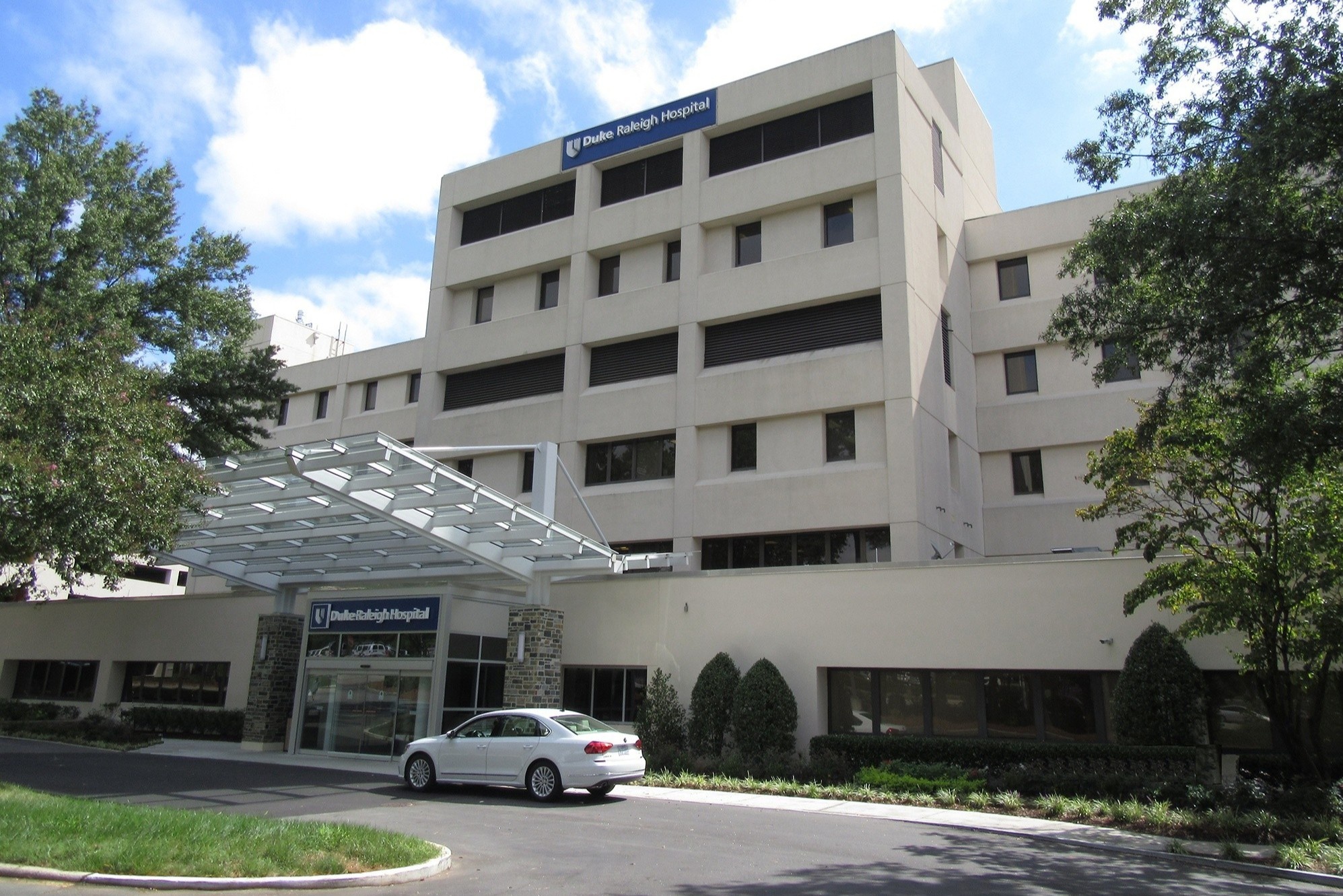 Bi oto dam roi keo le hon 30 m, mot phu nu My thiet mang hinh anh