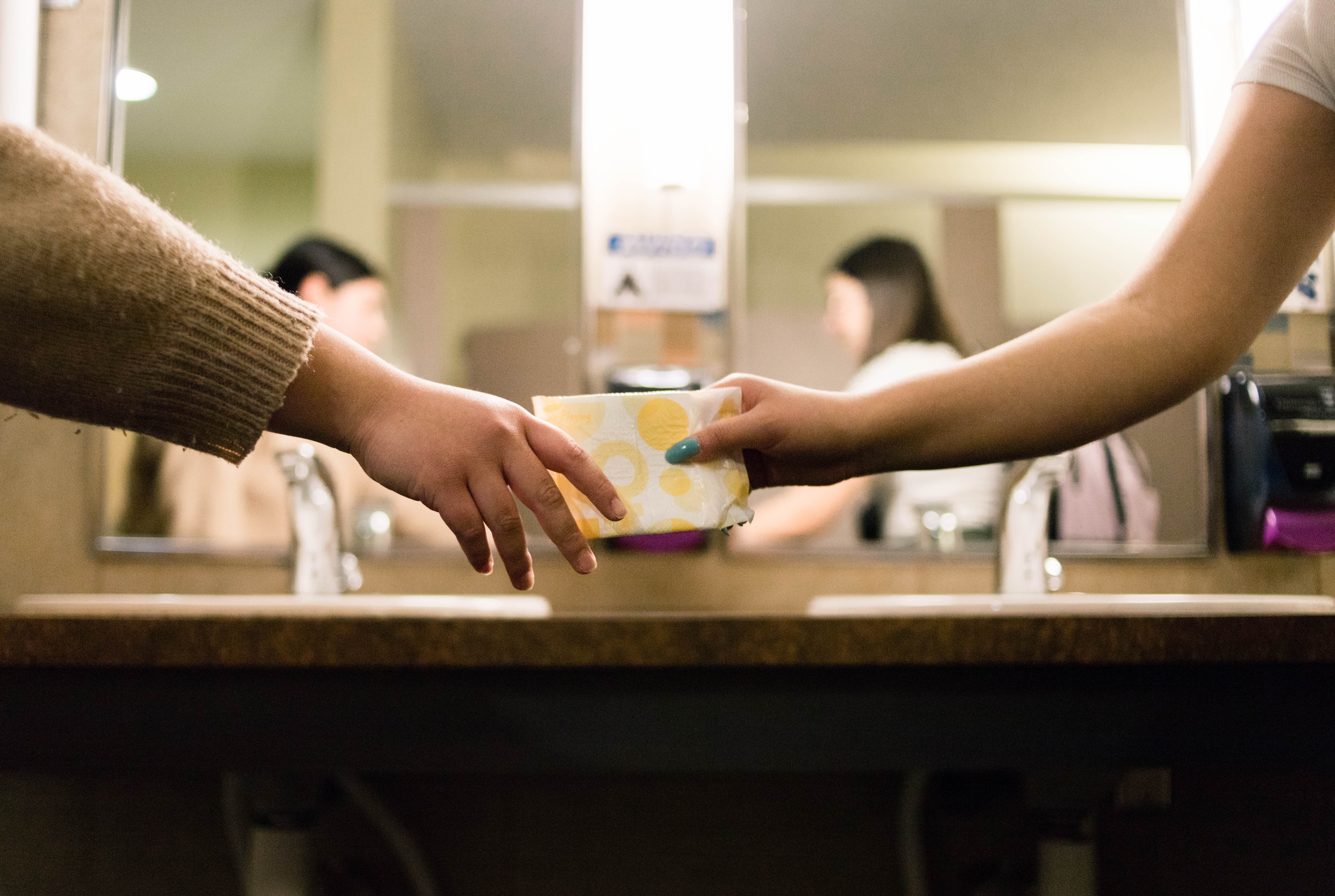 Bang ve sinh khong thiet yeu? Hay hoi nguoi Anh va An Do! hinh anh