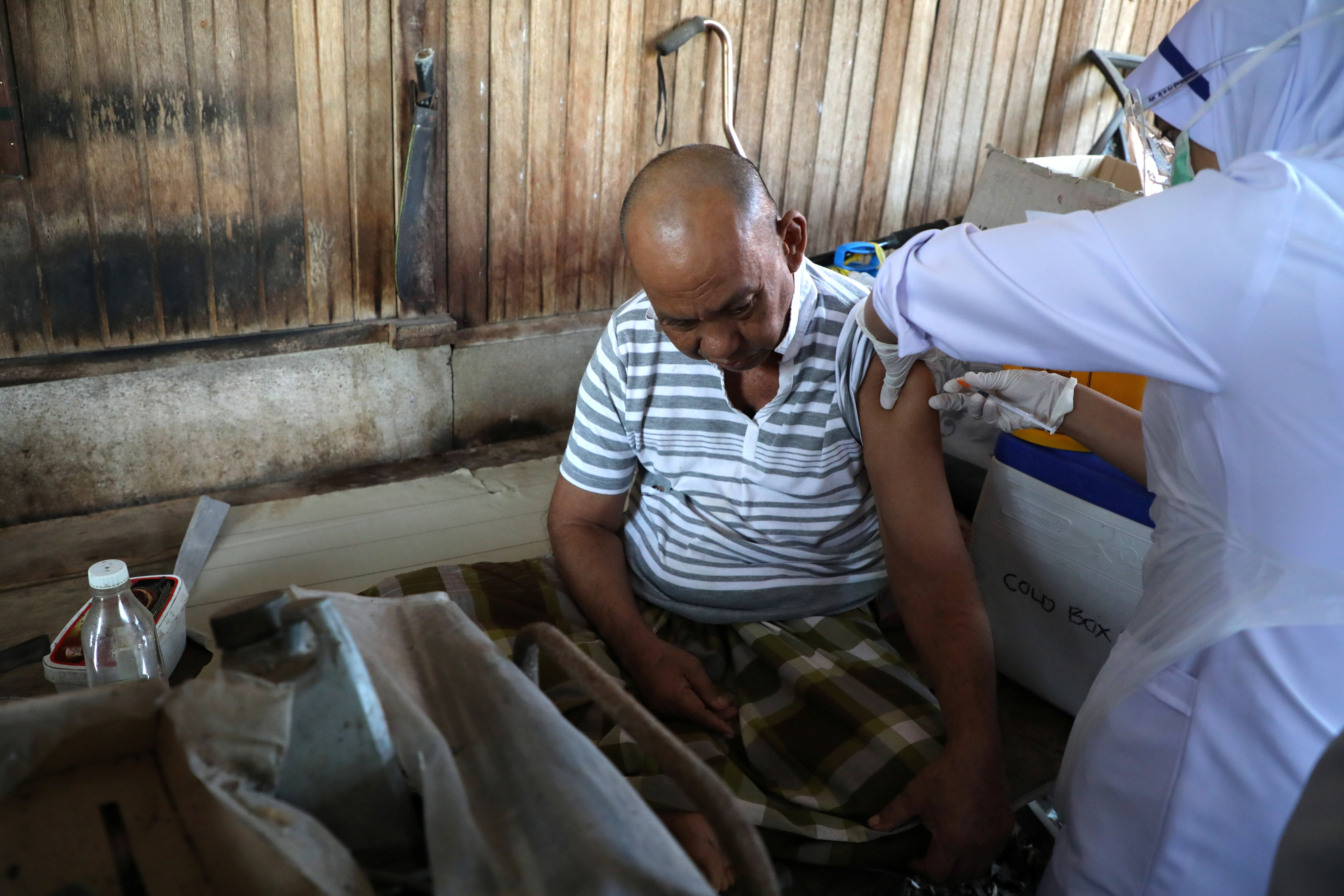 Covid-19 Dong Nam A anh 2