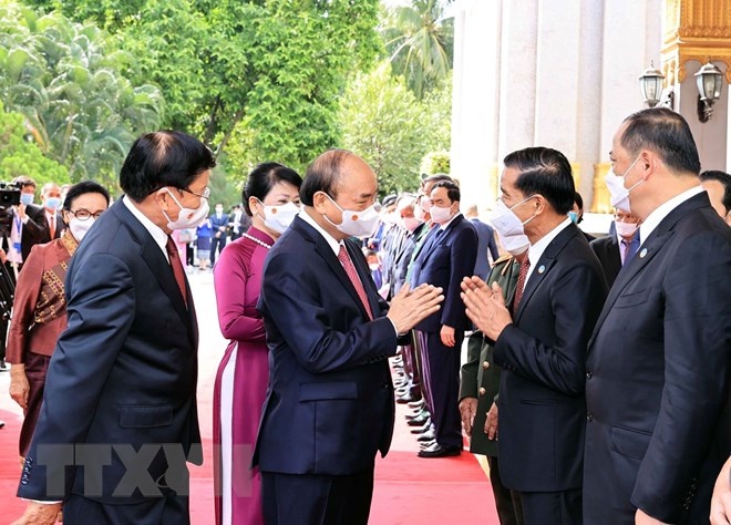 Nguyen Xuan Phuc tham Lao anh 2
