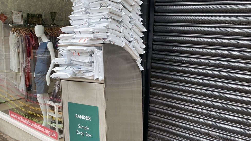 xet nghiem nhanh Covid-19 anh 1