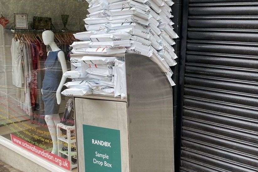 Buc anh mau xet nghiem Covid-19 chat dong gay phan no o Anh hinh anh