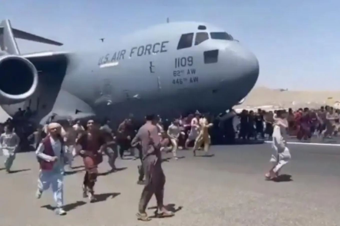 Mot so nguoi bam vao may bay My cat canh o Kabul hinh anh