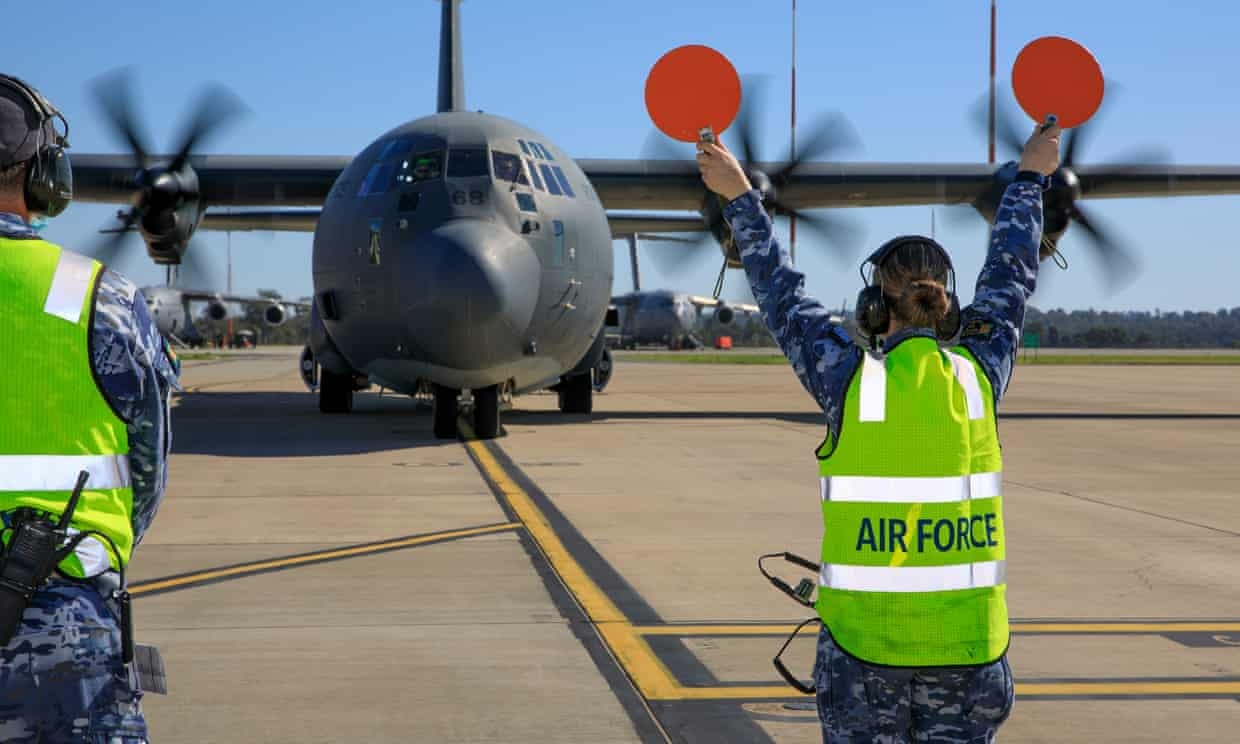 Australia dua may bay suc chua 92 nguoi den Kabul, chi so tan duoc 26 hinh anh