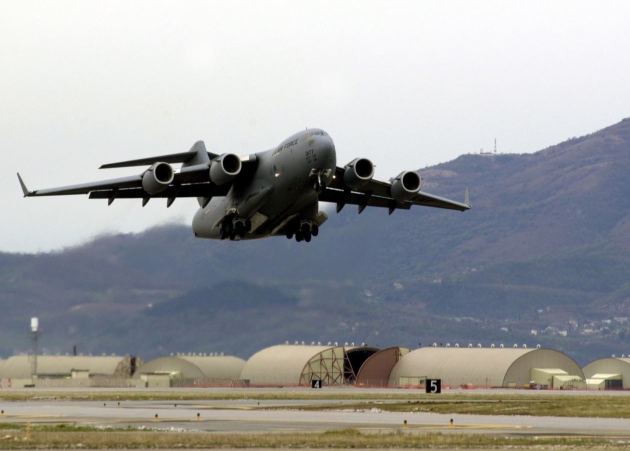 CNN: Khong quan My dieu hang chuc may bay den Kabul hinh anh