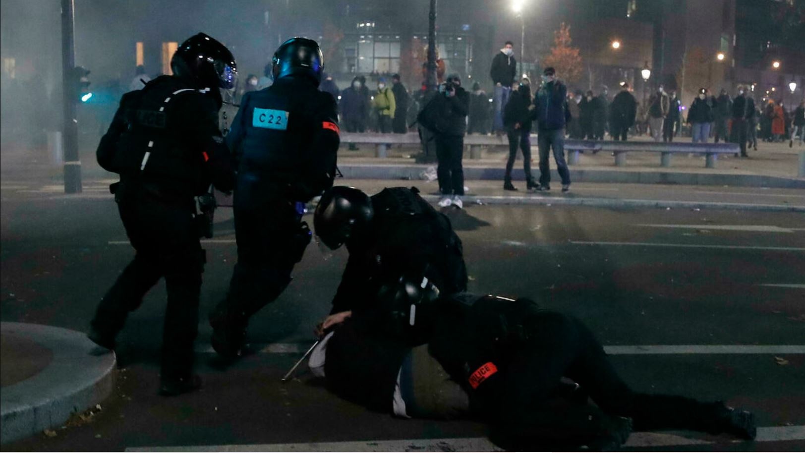 Macron giam sat canh sat anh 1