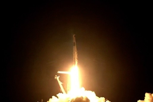 SpaceX lan dau tien dua 4 phi hanh gia khong chuyen len vu tru hinh anh