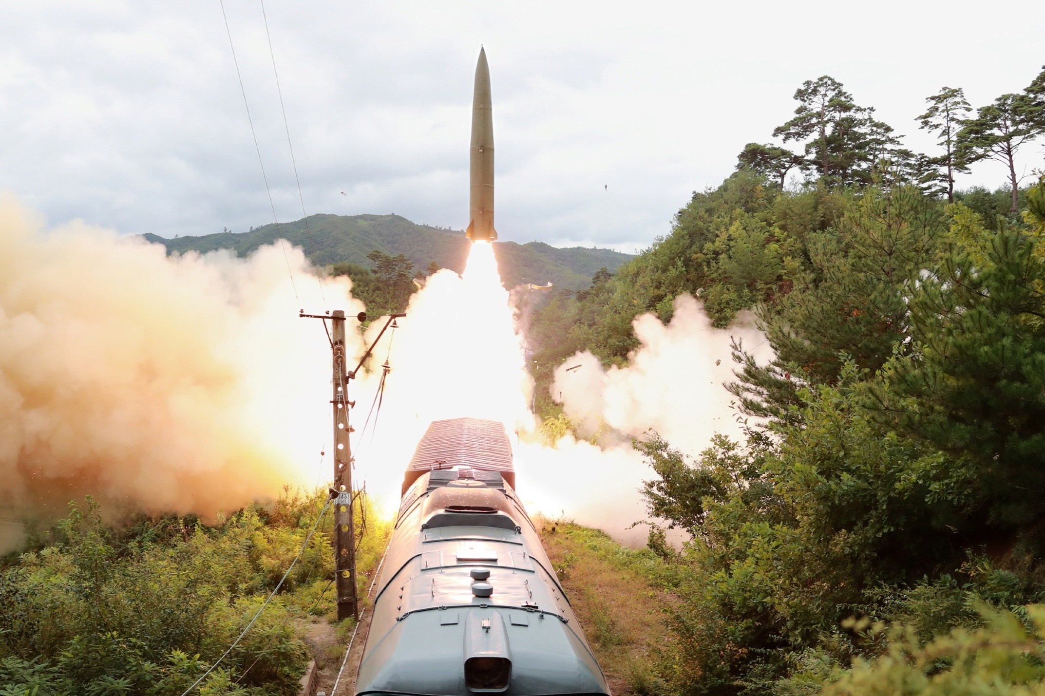 Trieu Tien thu nghiem ten lua de san sang dap tra luc luong thu dich hinh anh