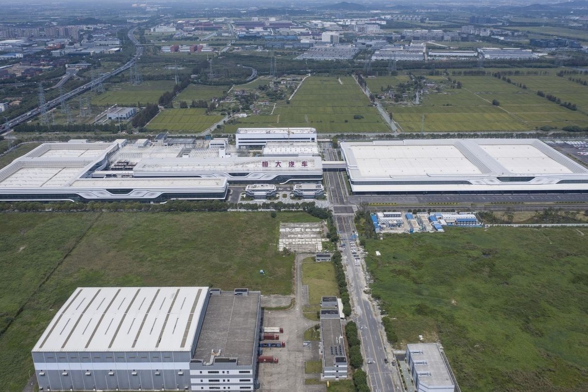 Nhan vien Evergrande bi cat bua an mien phi hinh anh