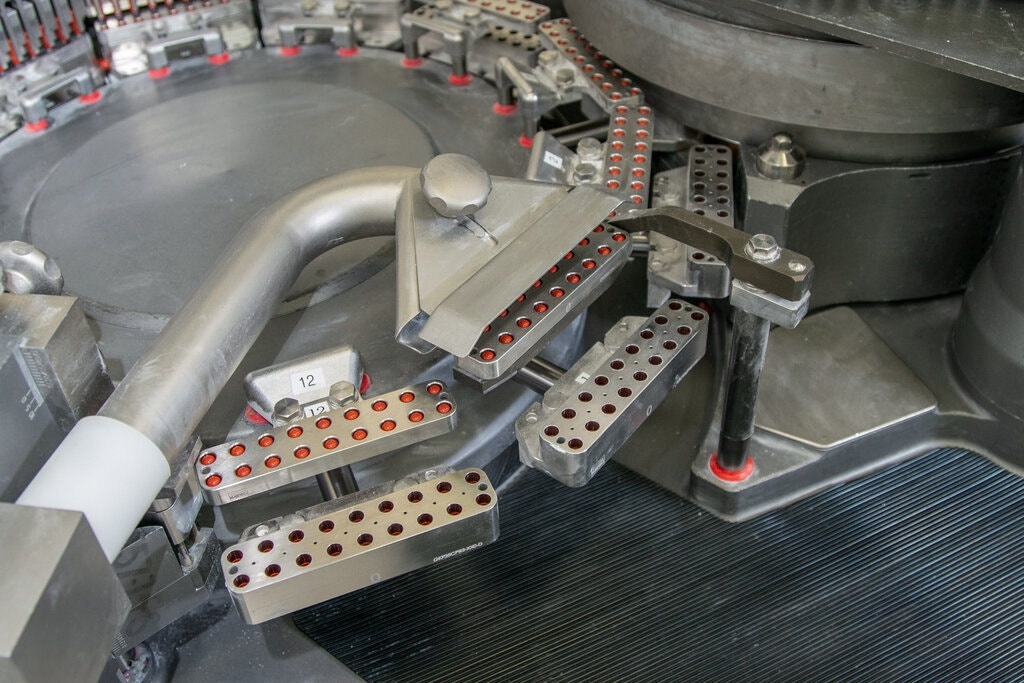 mua thuoc Covid-19 anh 1